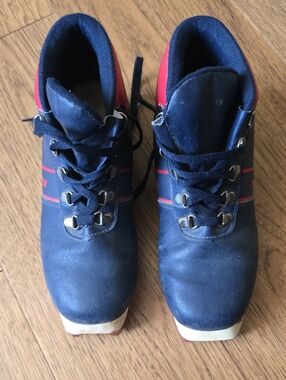 Women’s Navy and Red Lace-Up Ski Shoes